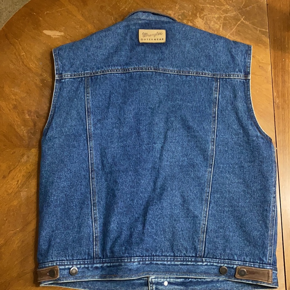 Wrangler Premium Quality Gear Outer Wearing vest. Sherpa inner lining. - Picture 2 of 4